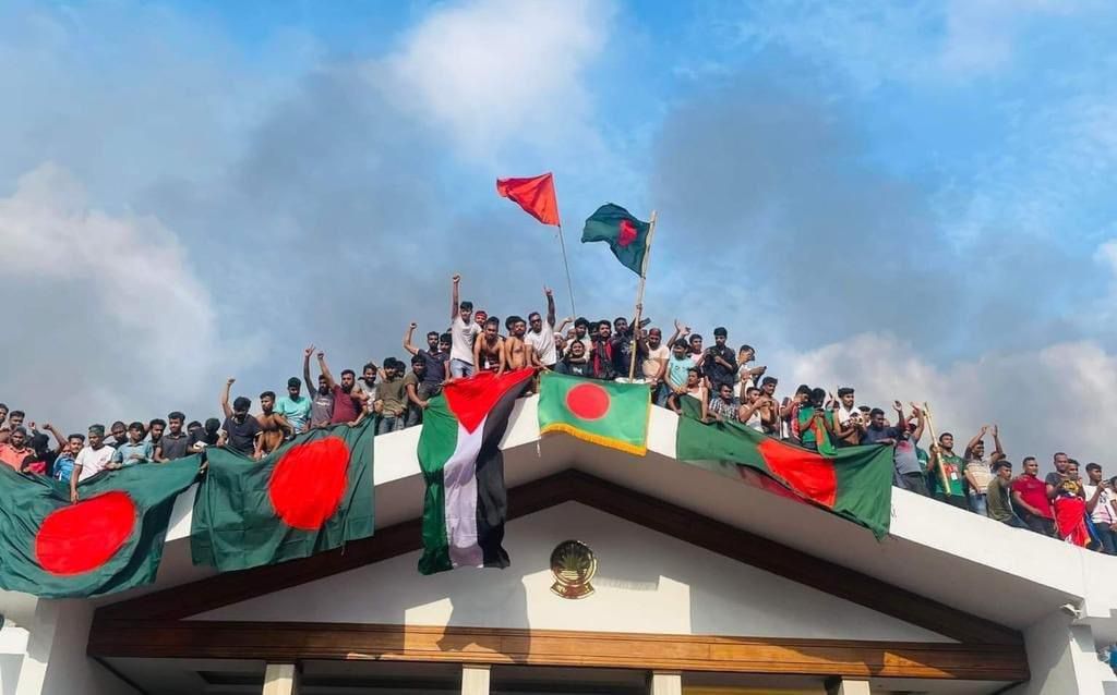 July Movement demonstrators holding Bangladesh and Palestine flags